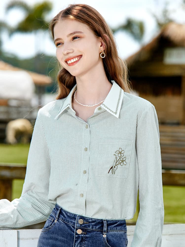 ストライプシャツ 花刺繍入り襟装飾ストライプシャツ