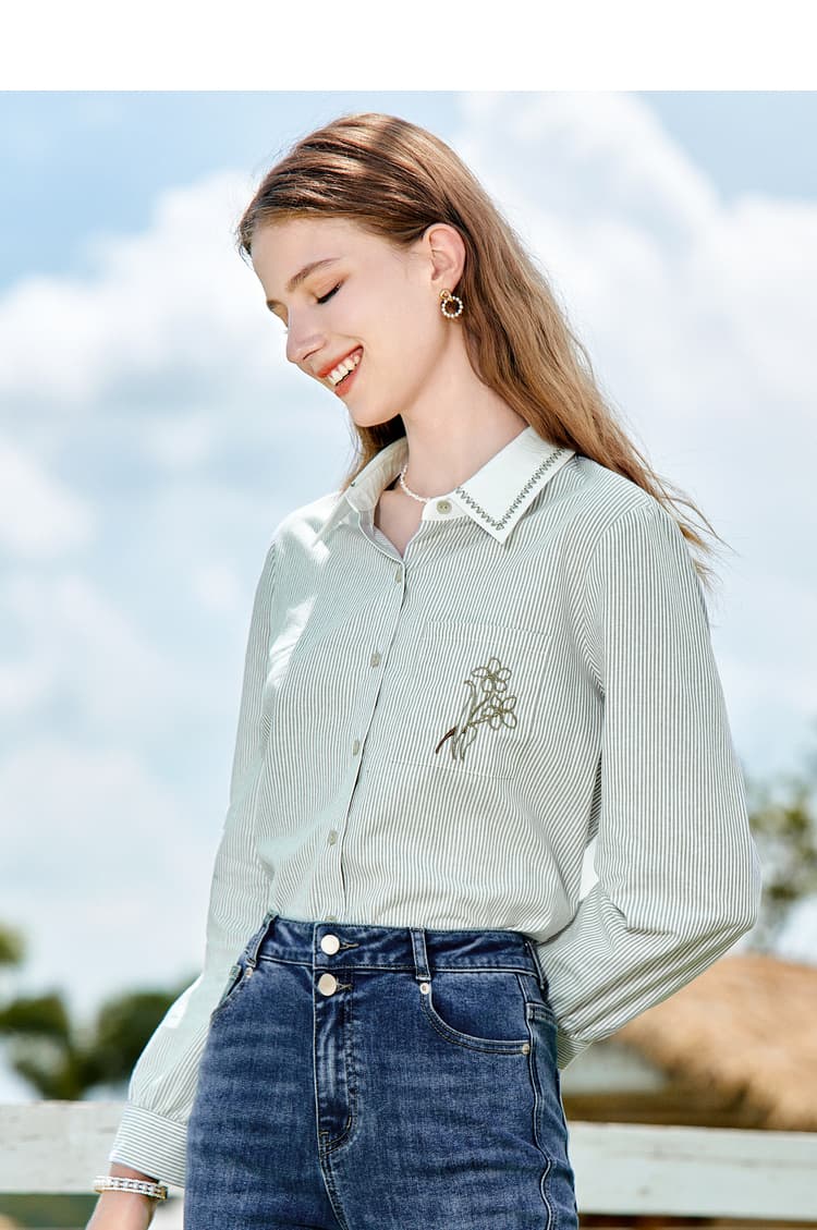 ストライプシャツ 花刺繍入り襟装飾ストライプシャツ