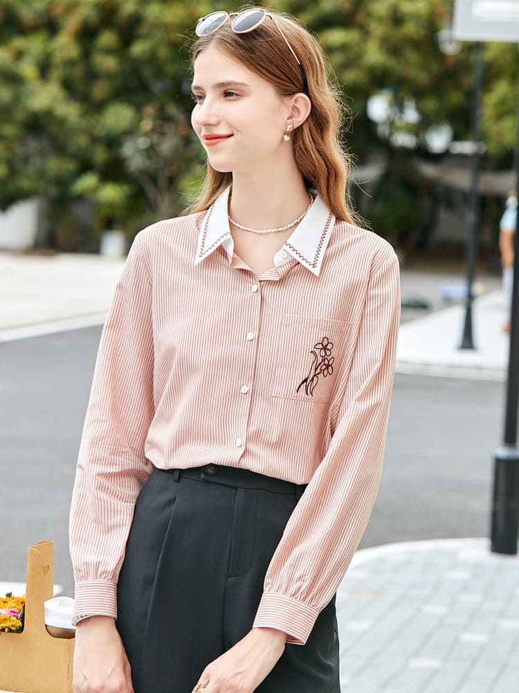 ストライプシャツ 花刺繍入り襟装飾ストライプシャツ